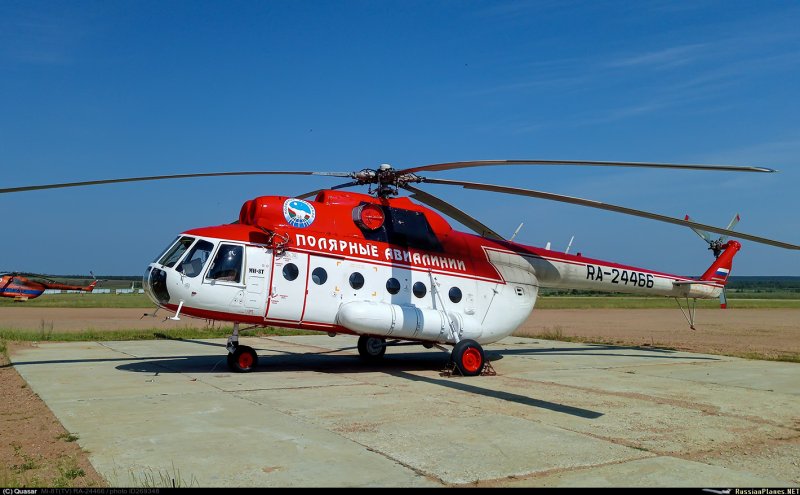 Красный вертолет ми8