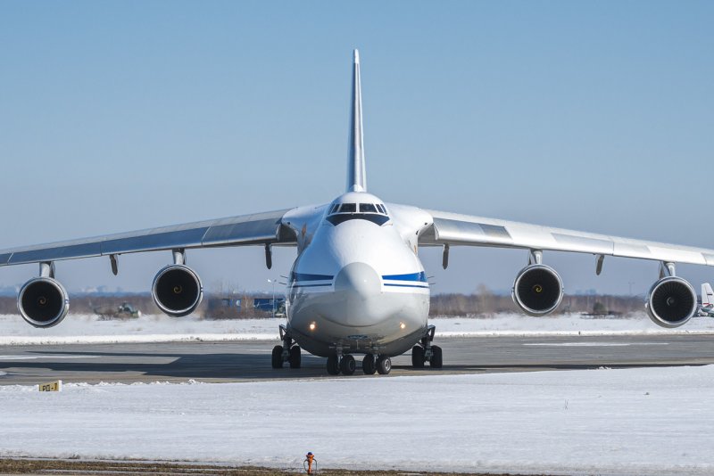 Синий самолет анфас