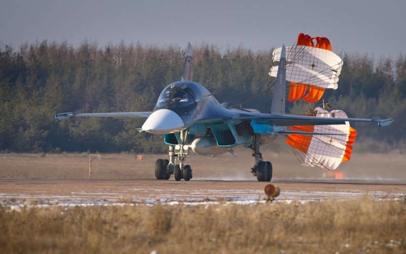 Су-34 с тормозным парашютом