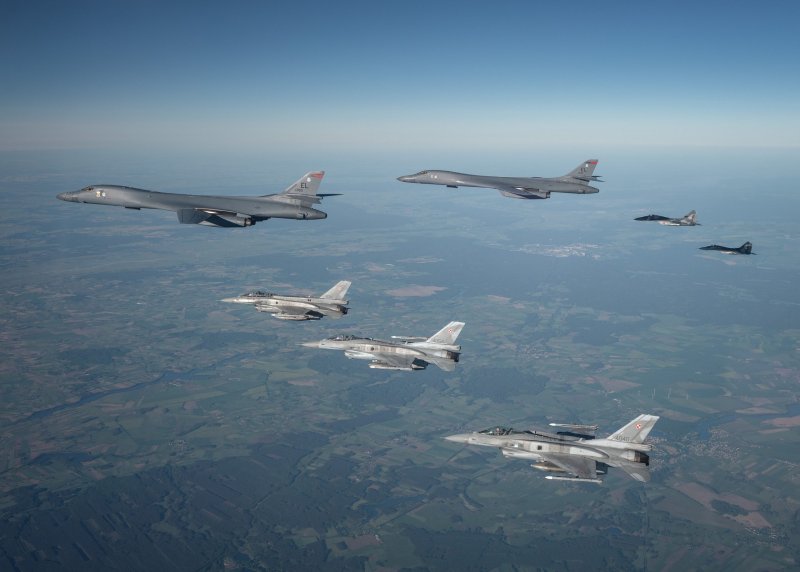 Бомбардировщики b-1b Lancer ВВС США
