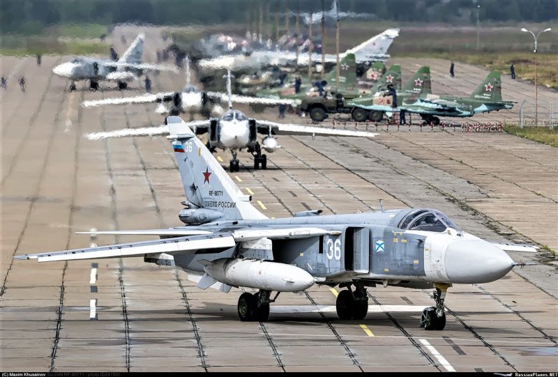 Су-24 бомбардировщик