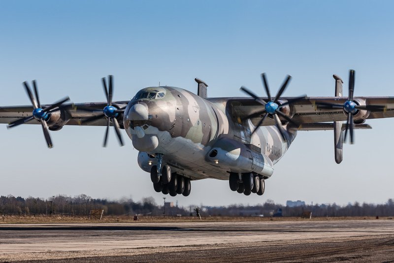 Тяжёлый военно-транспортный самолёт АН-22 («Антей»)