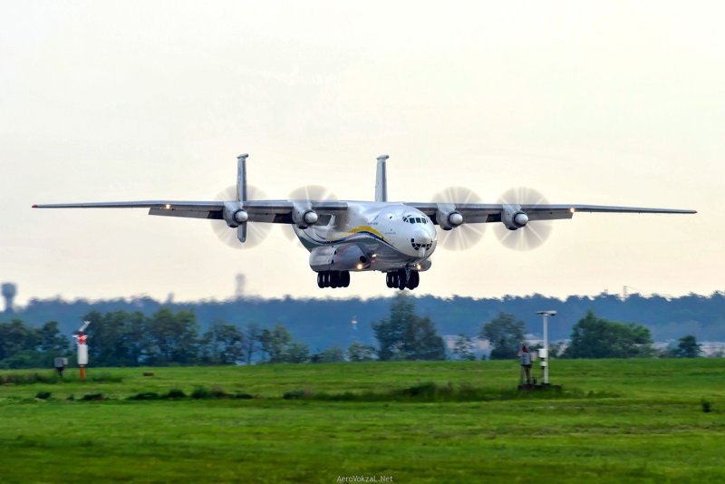 АН 22 В полете