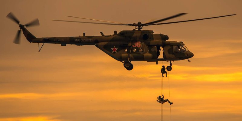 Десантники у вертолёта ми-8