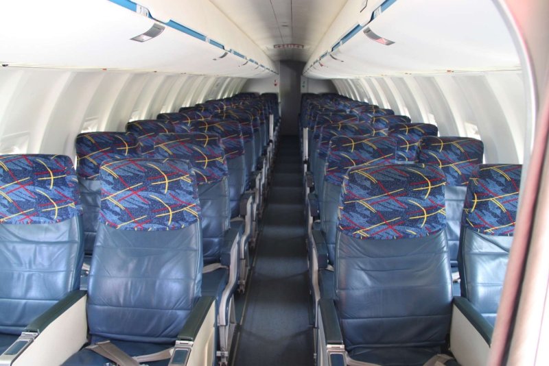 Самолет Bombardier CRJ-100/200 салон