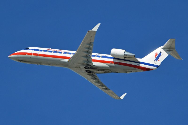 Mitsubishi CRJ-200er самолет
