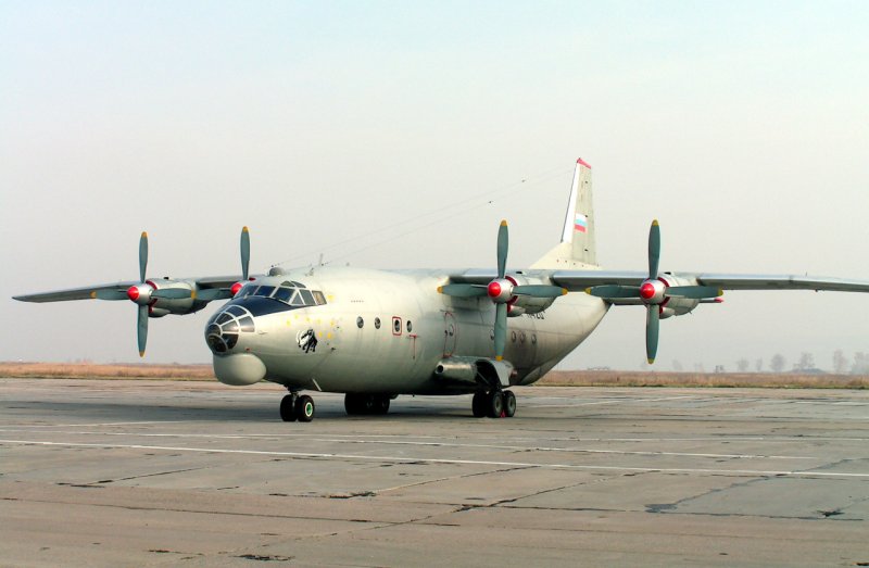 Военный транспортник АН-12