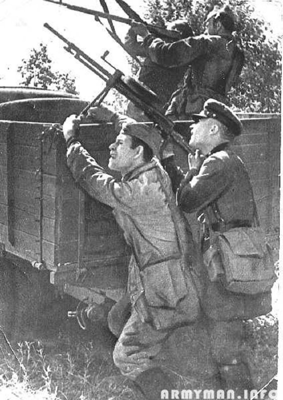 Боец РККА С пулеметом Дегтярева