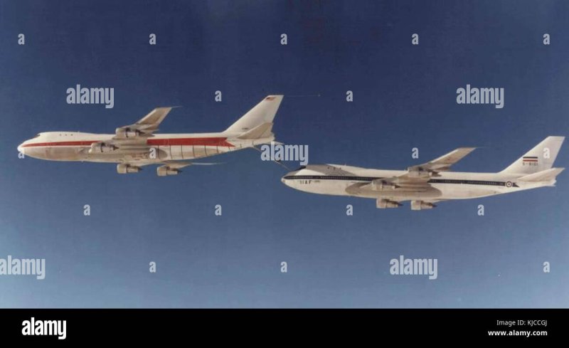 Самолет Боинг 747 заправщик