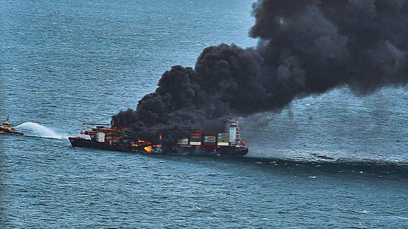 Пожар на контейнеровозе в море