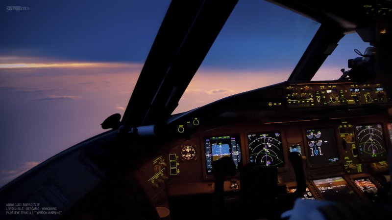 Кабина Боинг 737 ночью