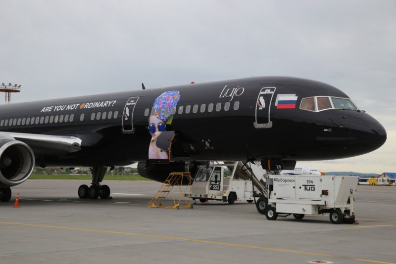 Boeing-757 Black Jet