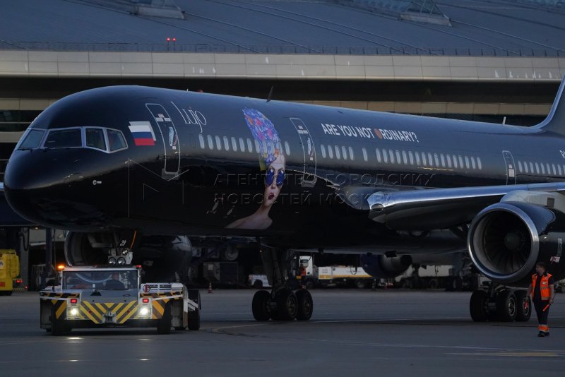 Азур Эйр 757 Black Jet
