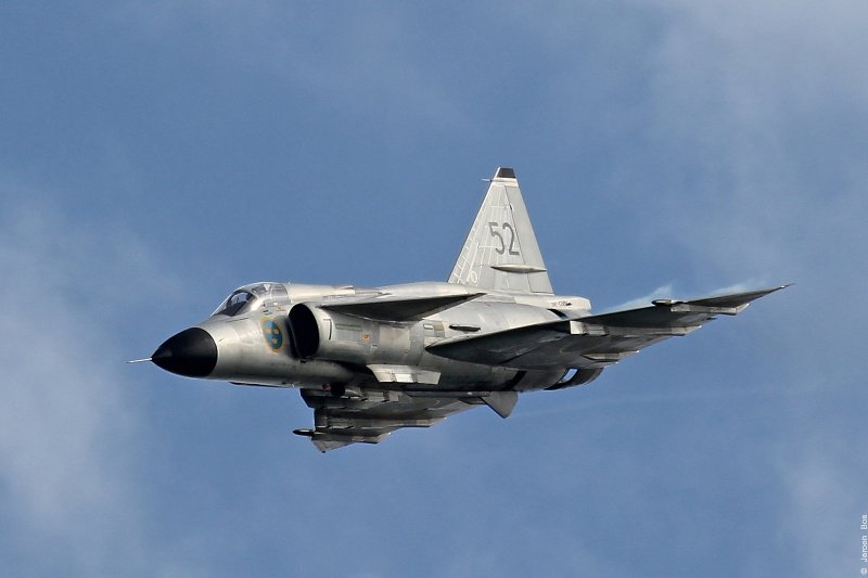 Истребитель j-37