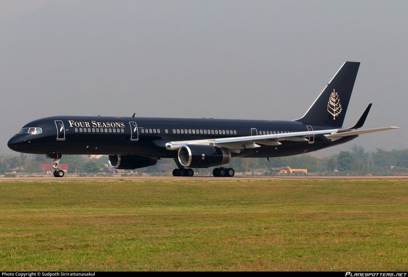Черный Boeing-757-200bj
