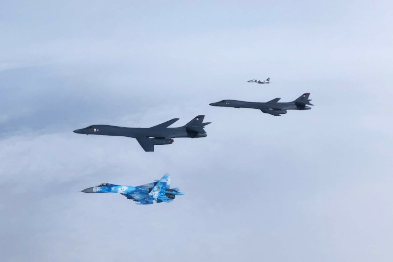 Российские Су-27 перехватили бомбардировщики ВВС США над черным морем
