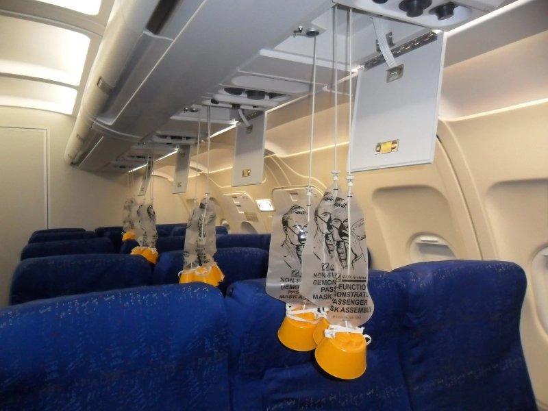 Кислородные маски в самолете Боинг 747