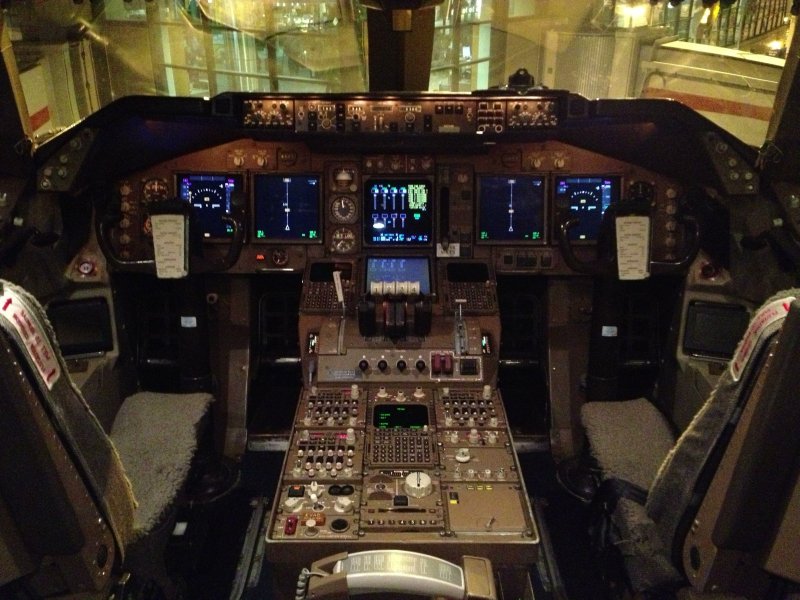 Кабина Boeing 747-329sf