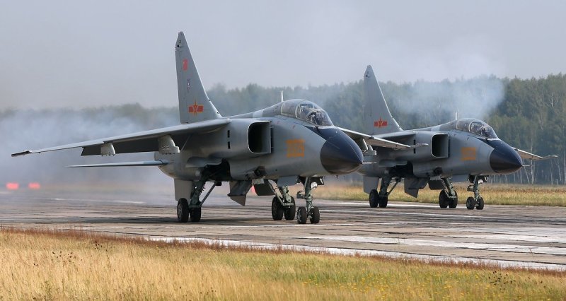 Китайский истребитель бомбардировщик