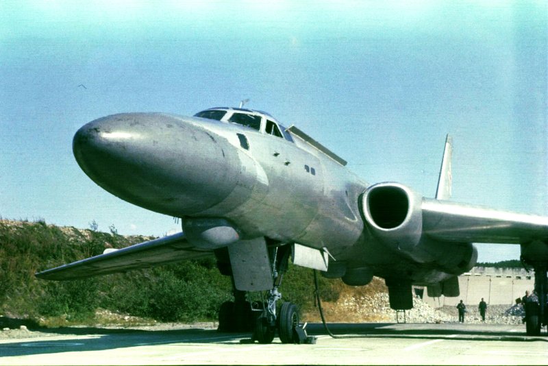Самолет бомбардировщик ту 16