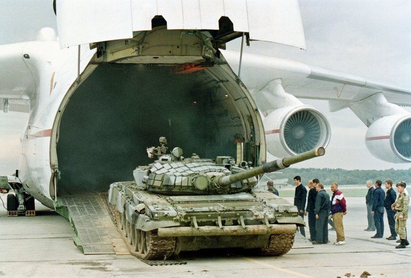 АН 124 С танком