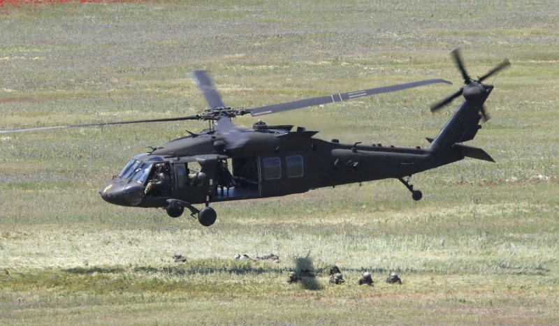 Вертолет uh 60 черный ястреб