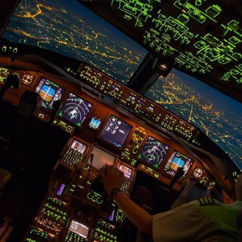 Кабина Боинг 777 ночью