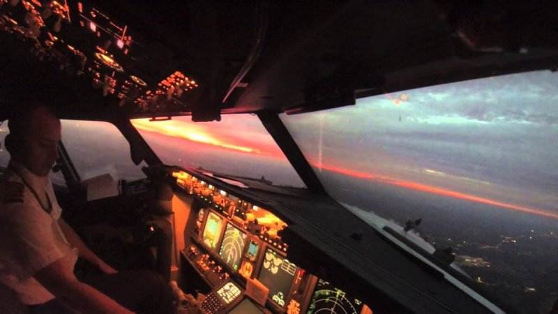 Кабина пилотов Боинг 737 на взлёте