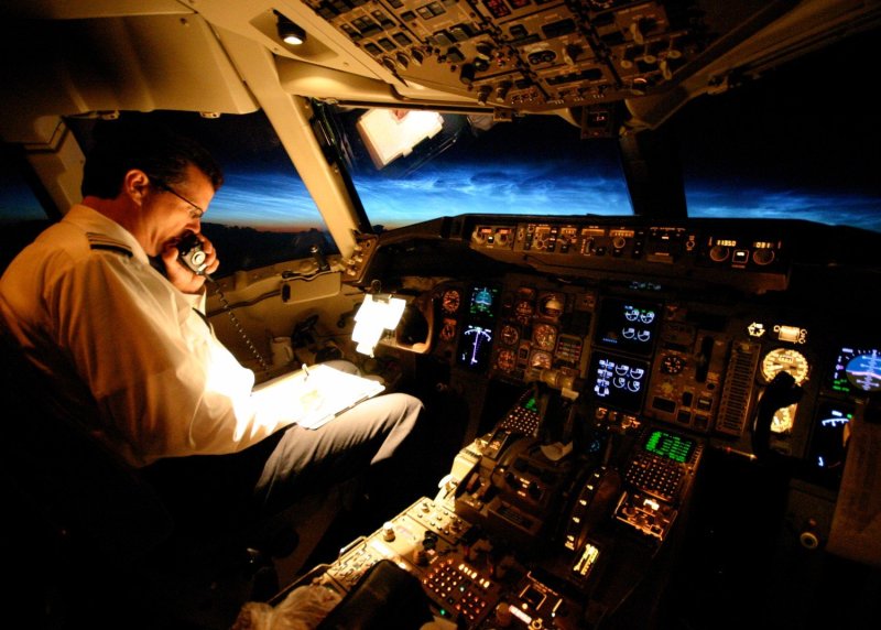 Boeing 787 кабина ночью