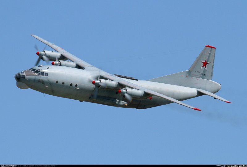 АН-12 транспортный самолёт