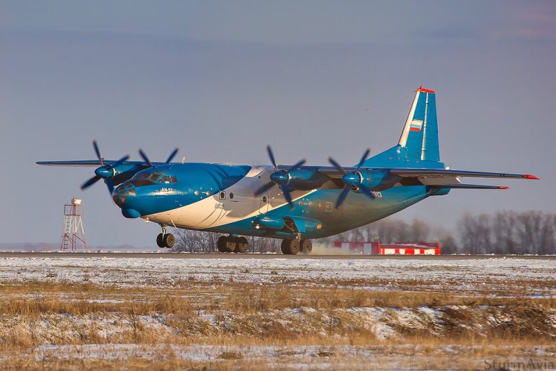 АН-12 военно-транспортный самолёт