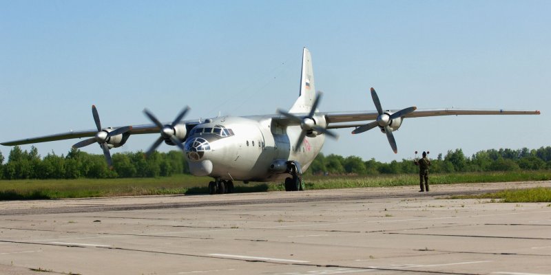 Четырехмоторный военно транспортный самолет АН 12