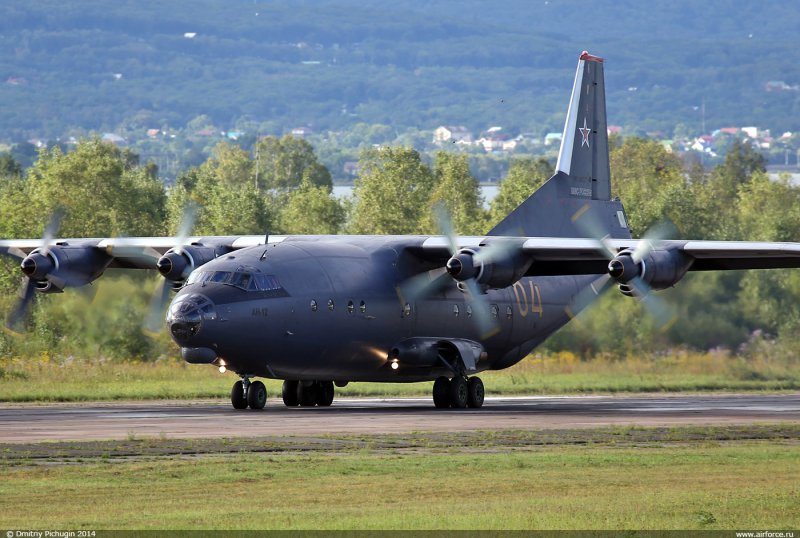 Военный транспортник АН-12