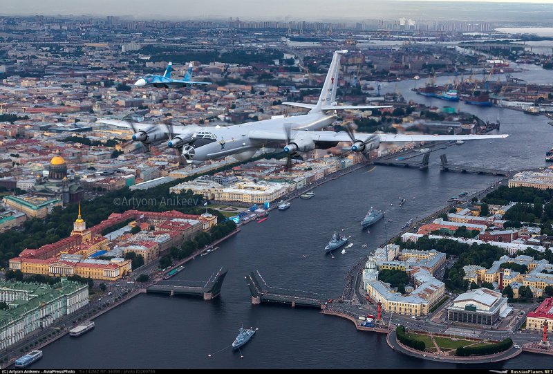 Самолет в небе над Санкт-Петербургом