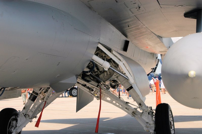 Передняя стойка шасси f16