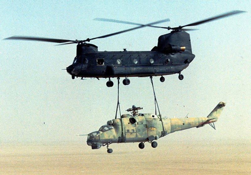 Чинук тащит ми-24