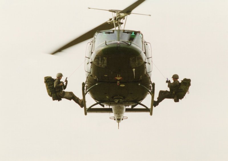 Bell 212 кабина