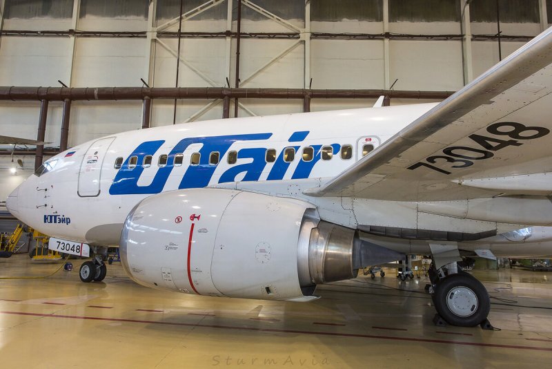 Воздушное судно в 757 Азур Эйр кормят в полете в Турцию 2022 году