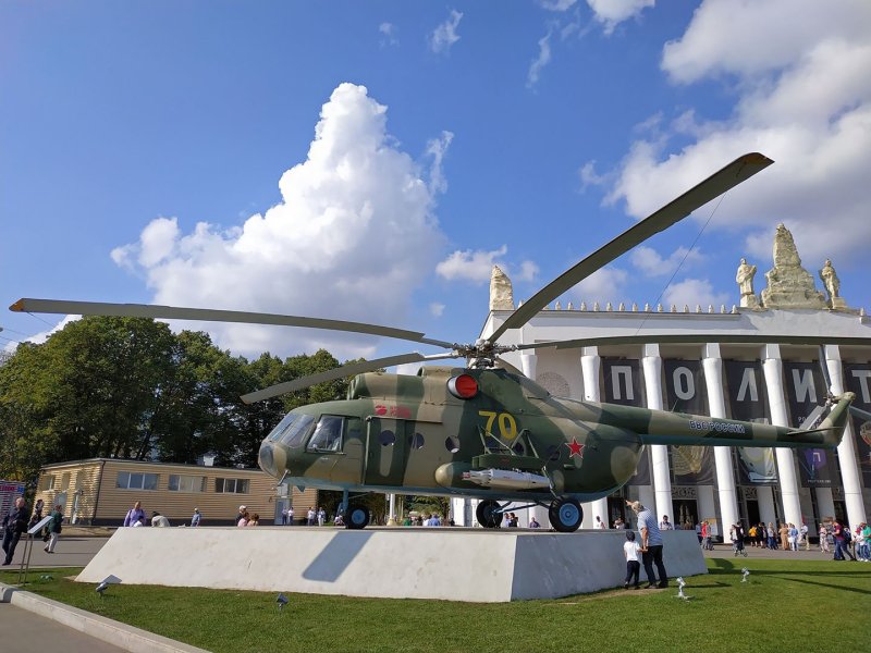 Памятник вертолету ми-8 в Москве