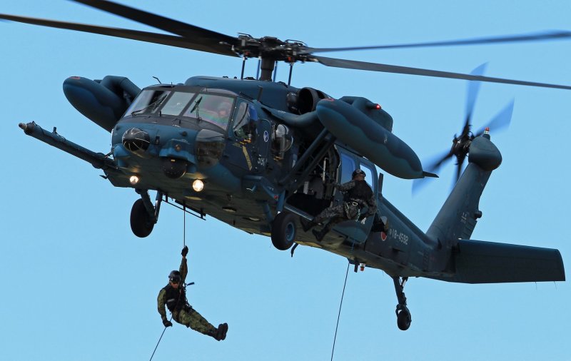 Военные вертолёт uh 60j