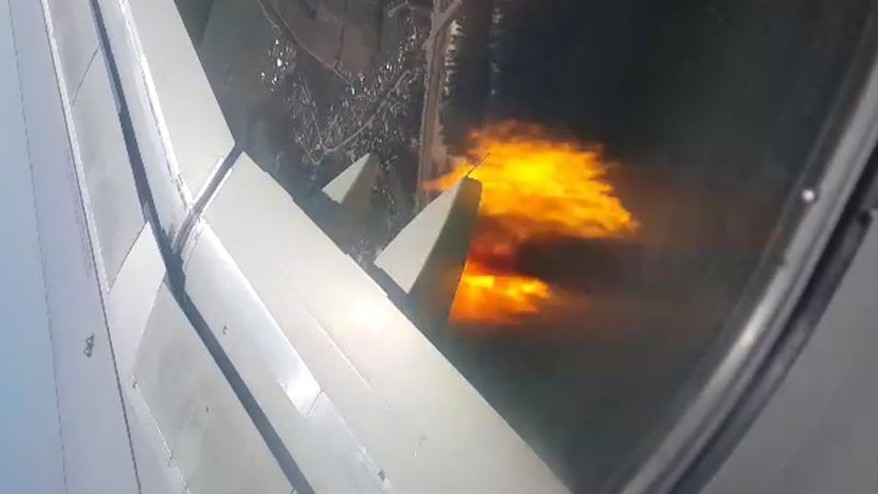 Возгорание двигателя самолета