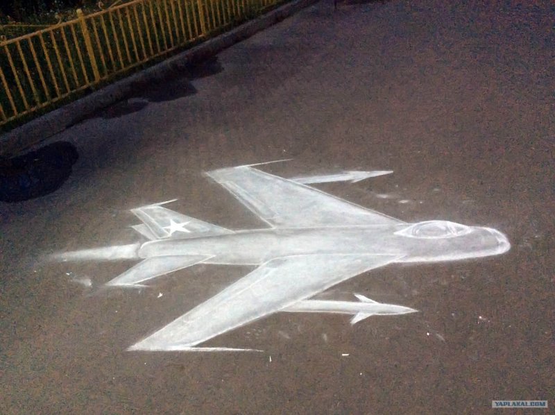 Самолет на асфальте мелом