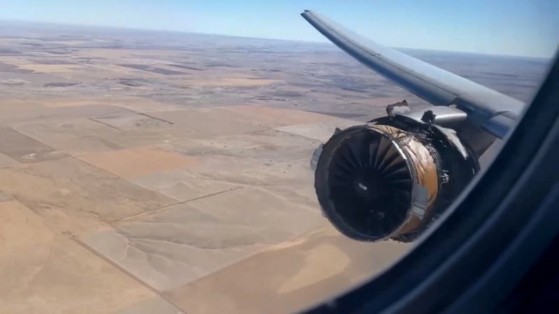 Боинг 777 горит двигатель
