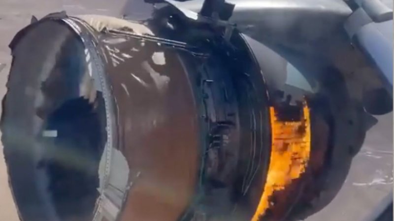 Боинг 777 двигатель развалился