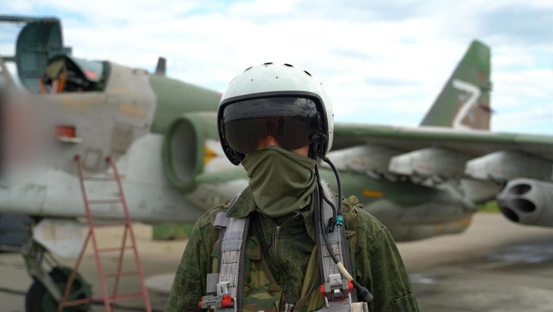 Летчик ВКС России Су 25