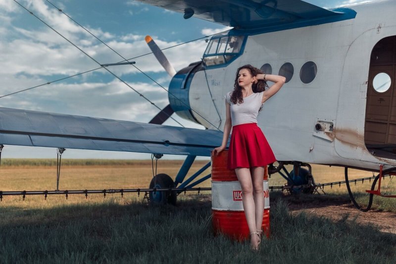 Девушка в самолете