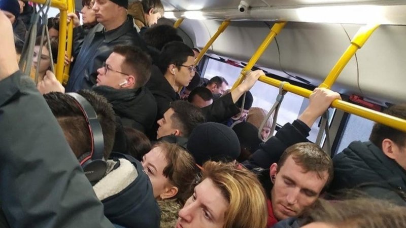 Толпа людей в автобусе