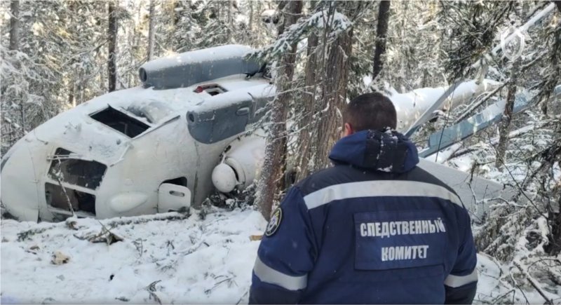 Упавший вертолет в лесу