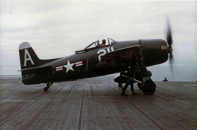 Самолет f8f-1/2 "USS Tarawa"