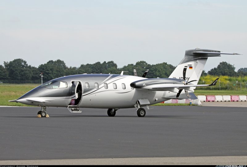 Самолет Piaggio p180